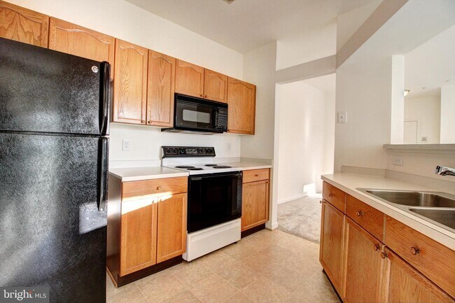 Building Photo - 8203 Blue Heron Dr