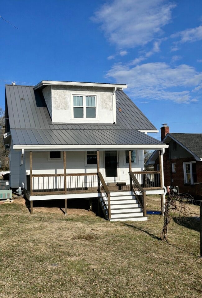 Building Photo - 923 E Hillcrest Dr