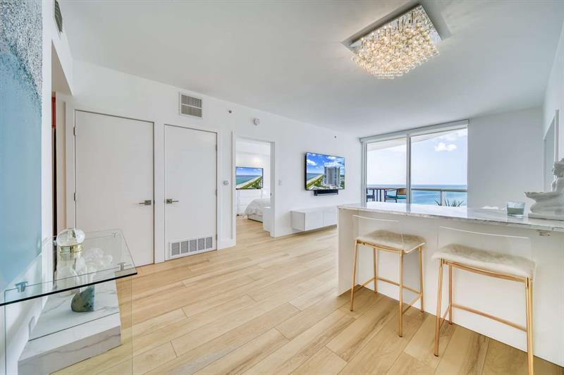 Foto principal - 6365 Collins Ave
