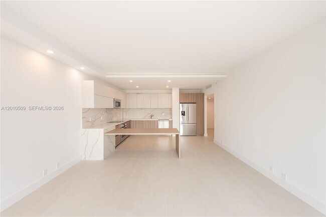 Foto del edificio - 151 Crandon Blvd