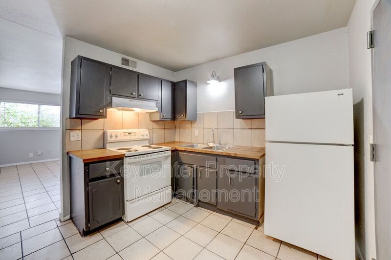 Foto principal - 1072B N Irvington Ave