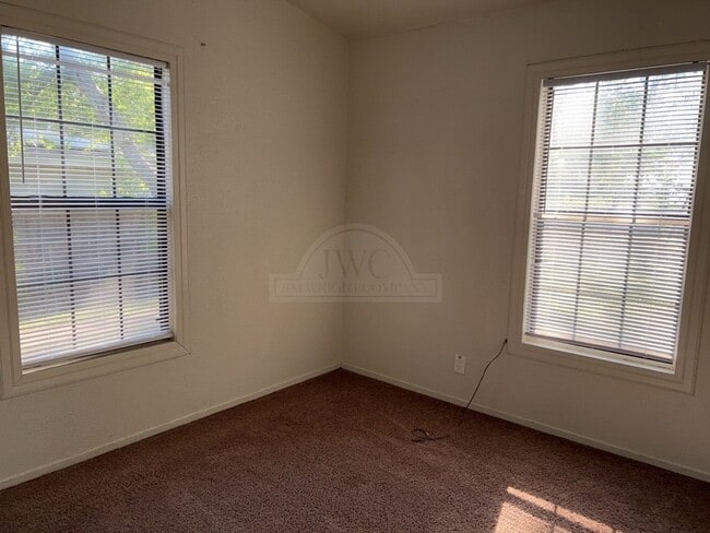 Building Photo - 916 Evergreen Dr