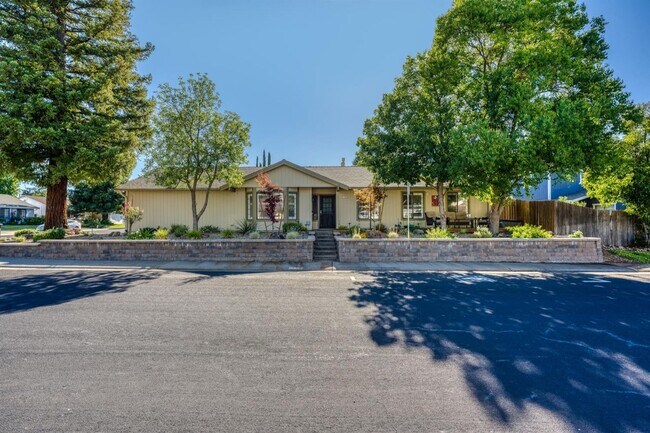 Foto del edificio - Roseville single level home with heated SW...