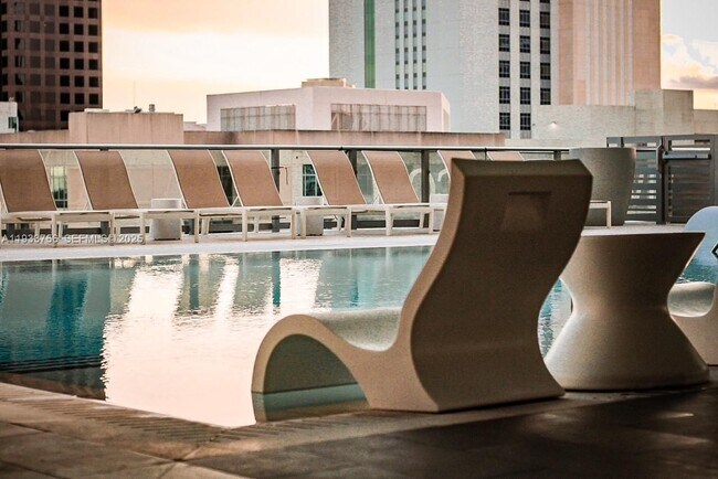 Foto del edificio - 333 N New River Dr E