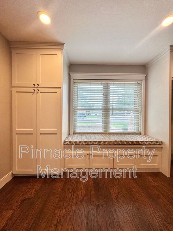 Foto del edificio - 3330 Briargrove Ln