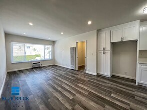 Building Photo - 15352 Vanowen St