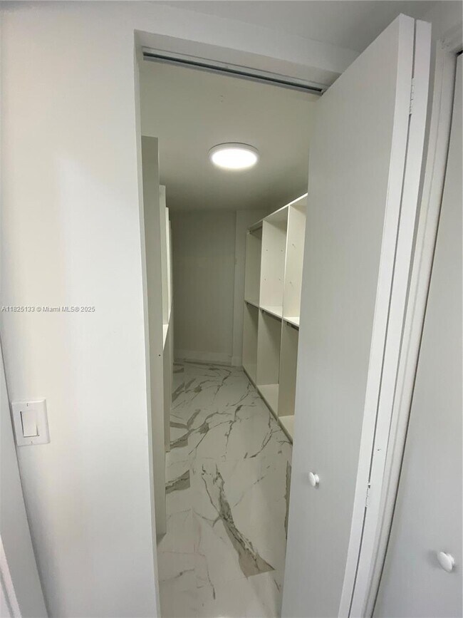 Foto del edificio - 13951 Kendale Lakes Cir