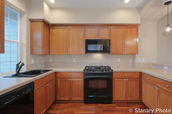 Foto del edificio - Sophisticated 2 Bedroom, 4 Bathroom Townhome in Orenco Gardens.