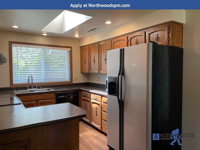 Foto del edificio - Very Nice 3 Bedroom 2 Bath Home with a Det...