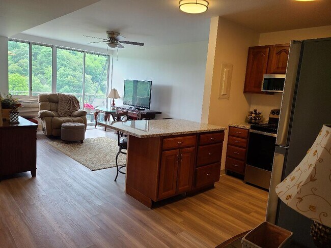 Foto del edificio - 1800 Roundhill Rd