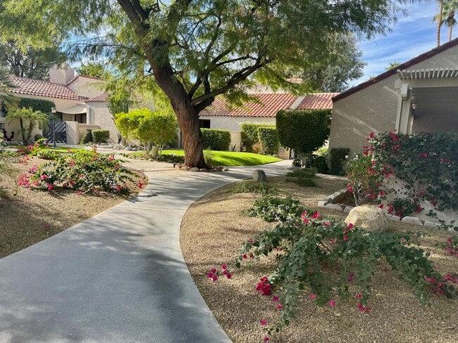 Foto del edificio - 310 Forest Hills Dr