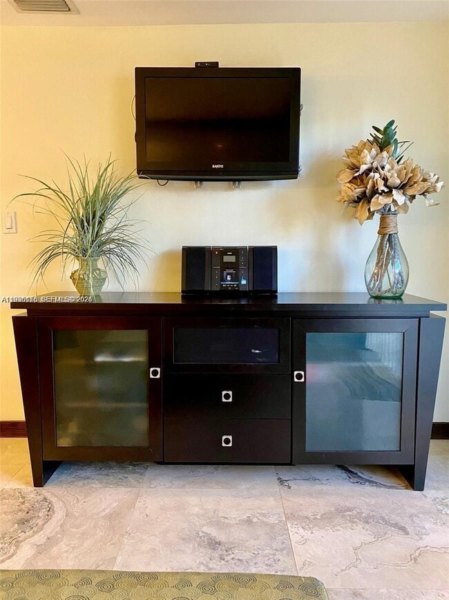 Building Photo - 2924 Collins Ave