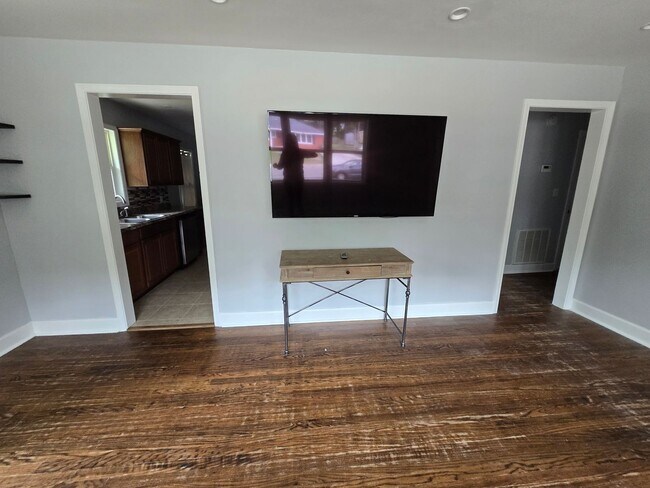 Building Photo - 2073 Seneca Dr