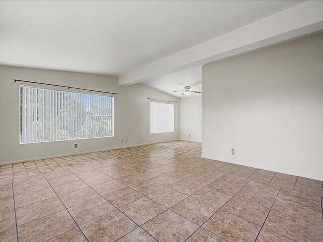 Foto del edificio - Charming 3-Bedroom Home with Spacious Yard & Versatile Storage!