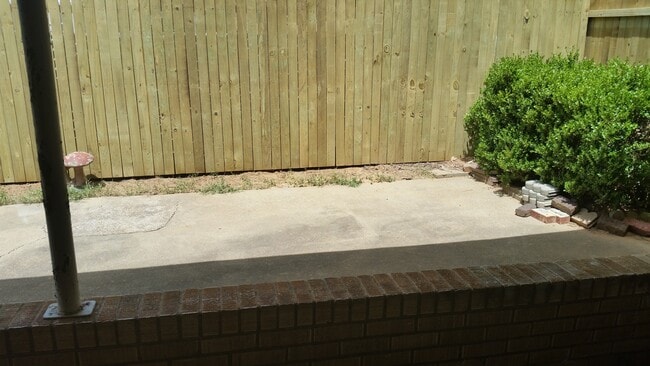 Patio, privacy fencing - 106 Bellview Dr