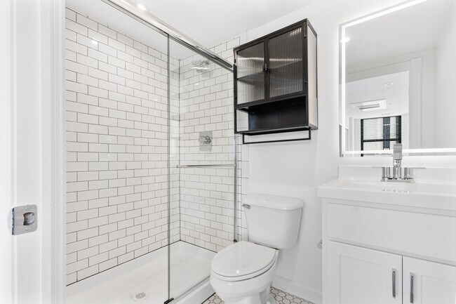 Baño continental - The Continental Towers at Vermont Place