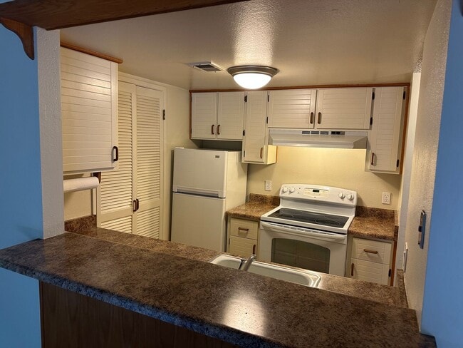 Building Photo - Cute and Cozy 1 Bedroom Condo in Gated Tim...