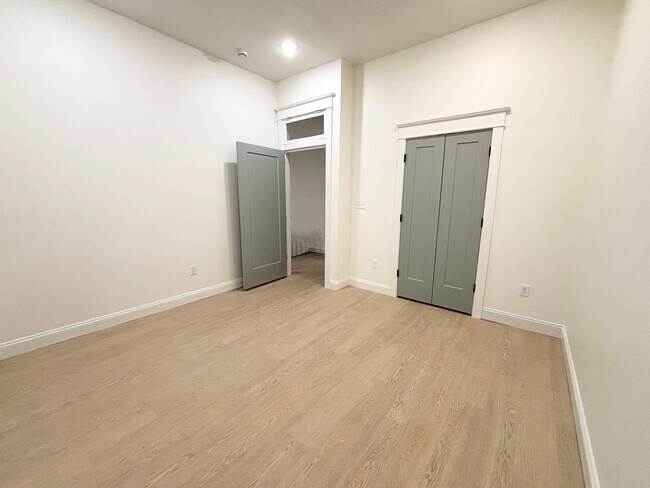 Foto del edificio - 709 Broadway St