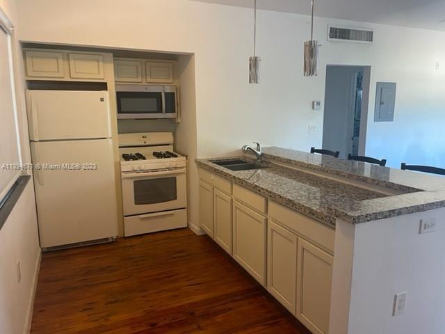 Building Photo - 9040 Collins Ave