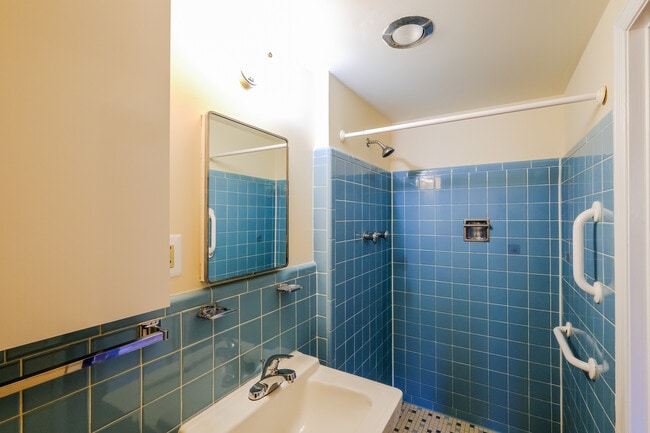 Building Photo - 647 Azalea Dr