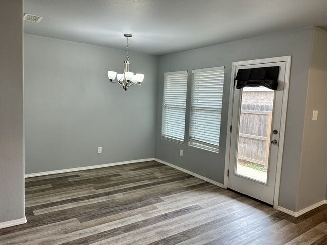 Building Photo - Move-In Special!