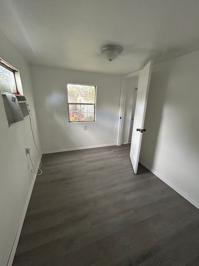 Building Photo - Two bedroom one bath - Lakeland
