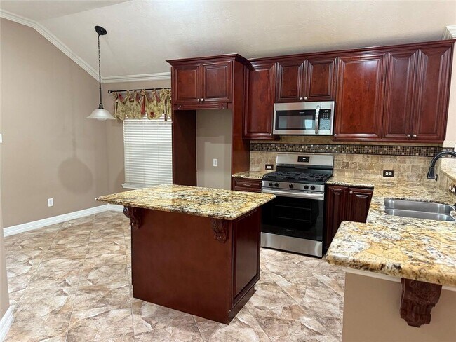 Building Photo - 15930 Hidden Crest Dr