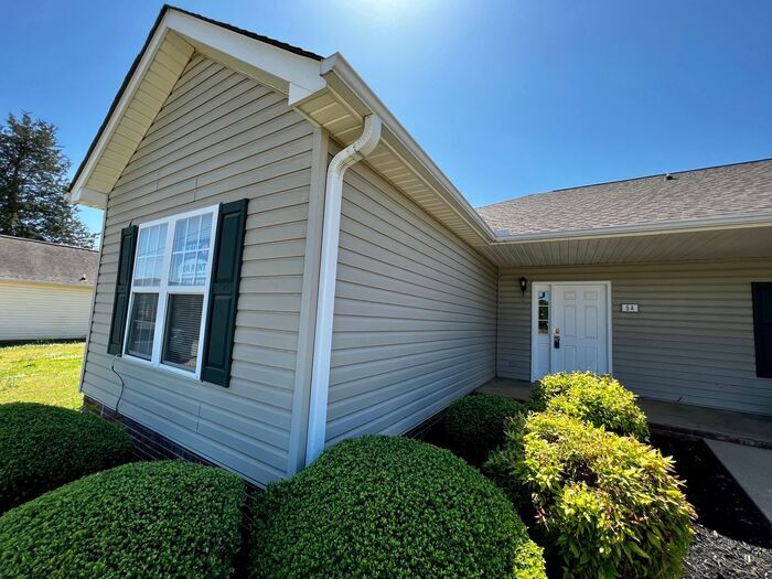 Primary Photo - 2 bedroom in charming Downtown Greer Area!