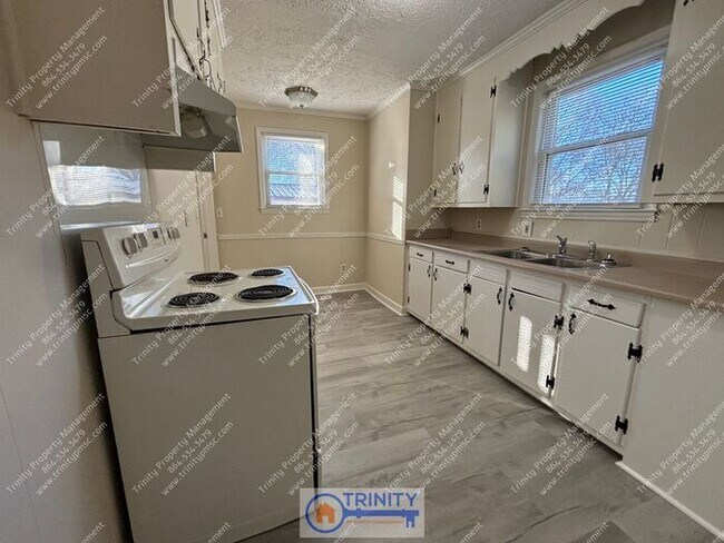 Building Photo - Bright and Sunny 2-bedroom, 1-bathroom Hom...