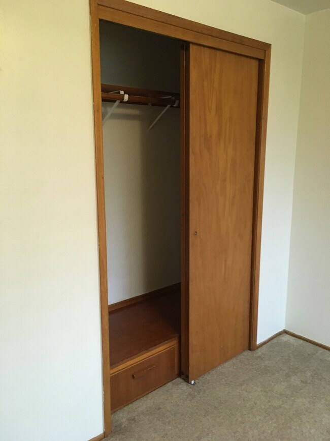 armario de ropa - 238 S 70th St