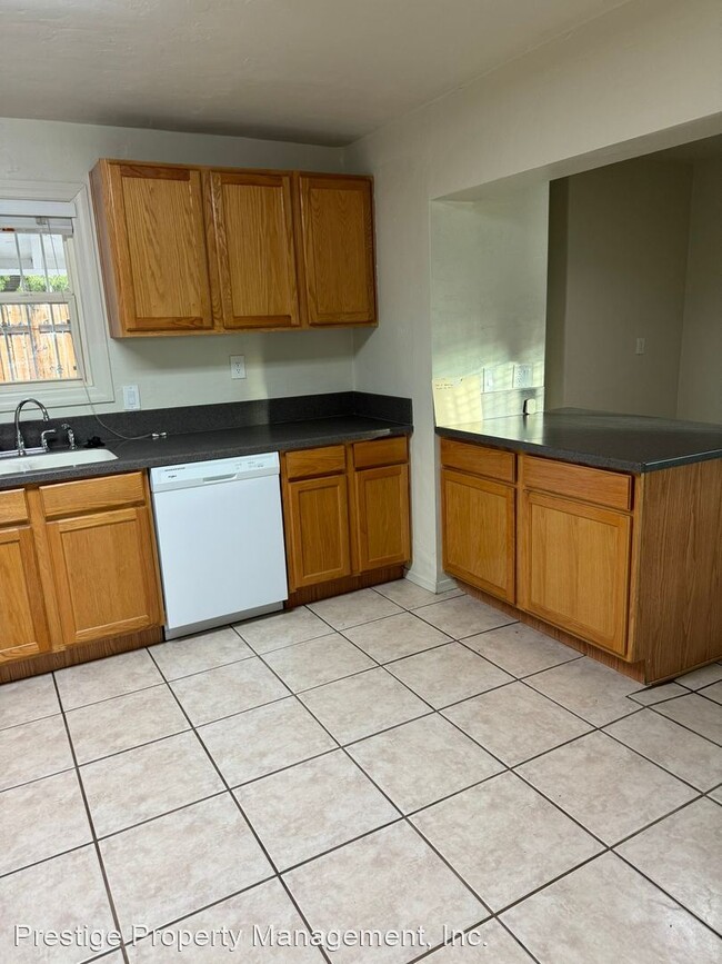 Building Photo - 2 br, 1 bath House - 755 S Bryant Ave