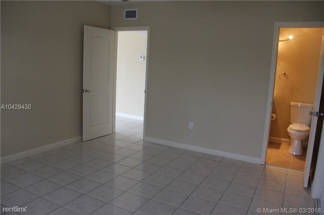 Foto del edificio - 8000 Tatum Waterway Dr