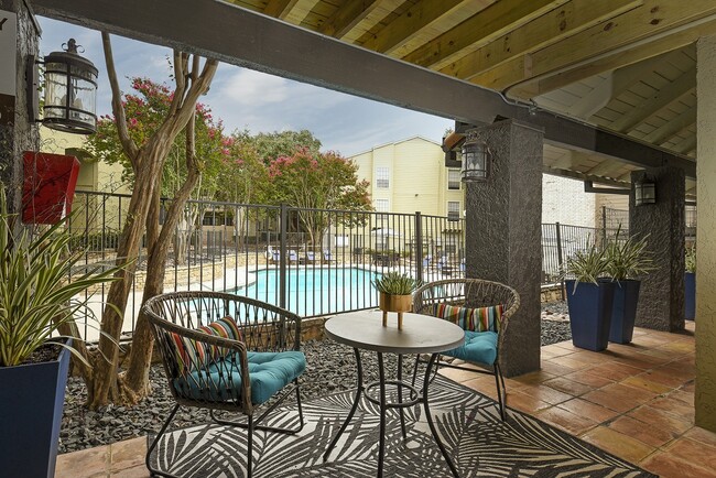 Asientos al aire libre - Deer Oaks Apartments