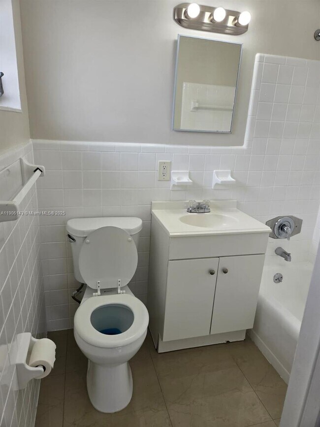 Building Photo - 724 NE 6th St