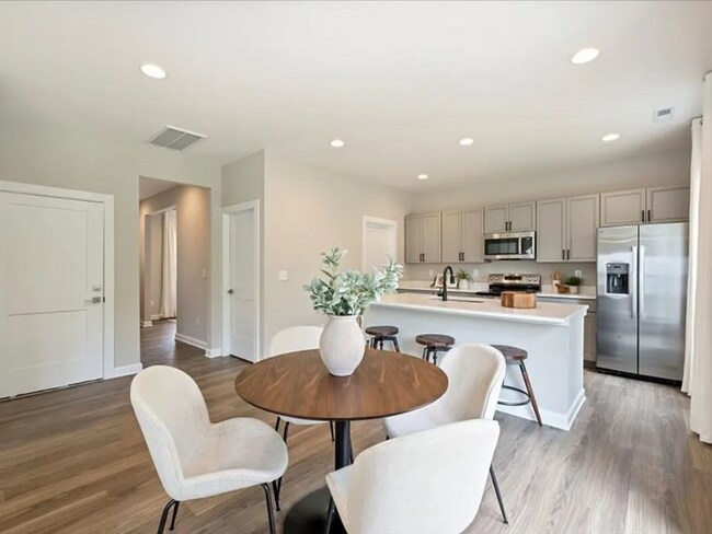 Foto del edificio - 9416 Lawing School Rd