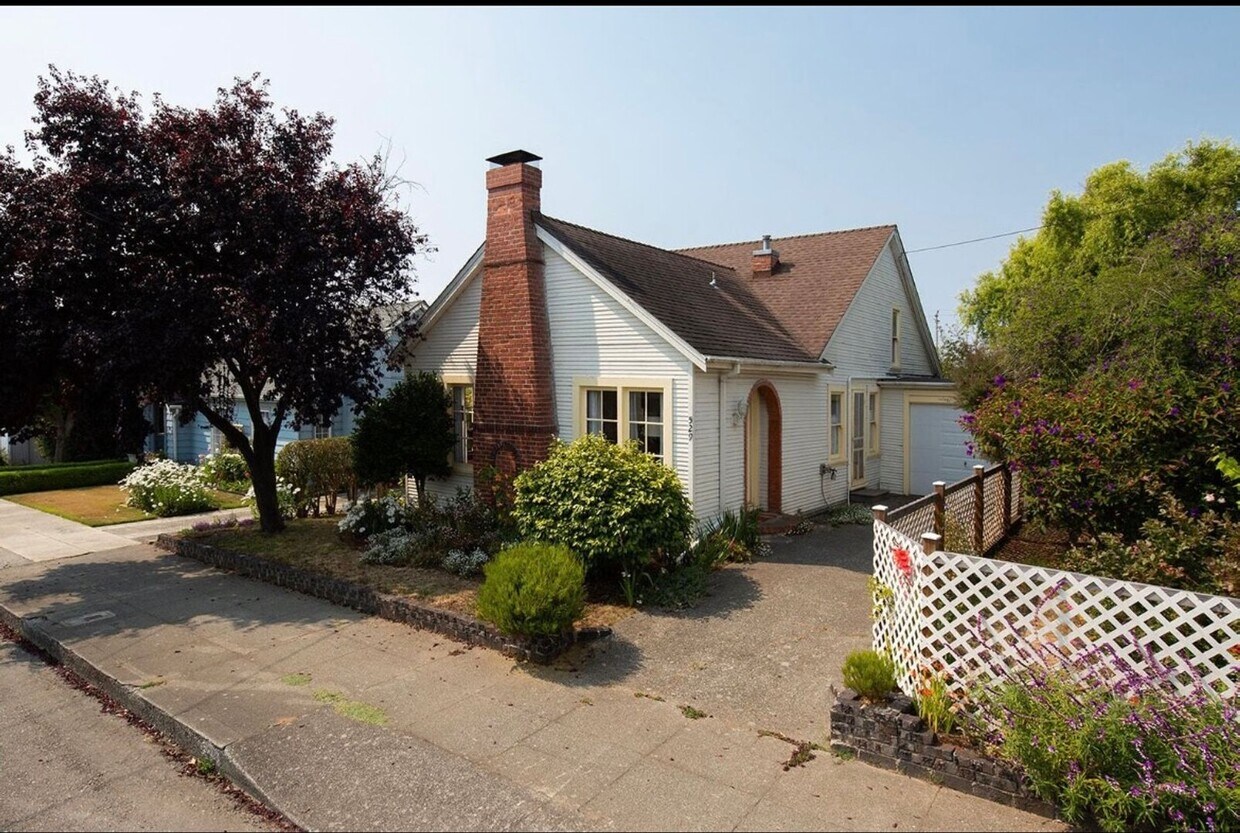 Primary Photo - Furnished Eureka 2 bed, 1 bath Craftsman C...
