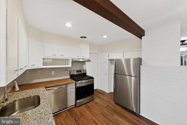 Foto del edificio - 5219 Montgomery St