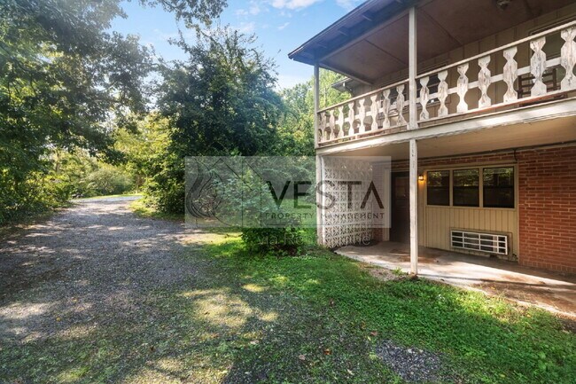 Building Photo - 121 Lyndhurst Dr