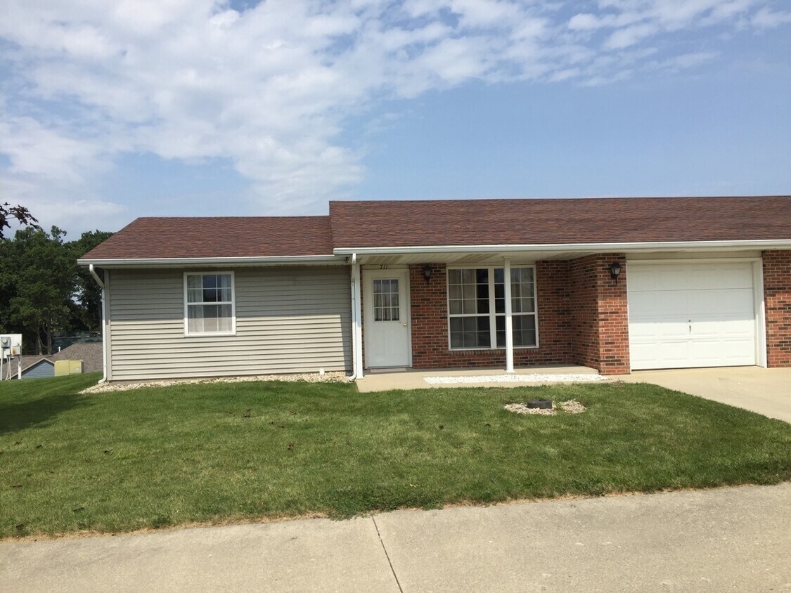 Foto principal - NEW LISTING! 2 Bedroom Duplex in Albion!!!