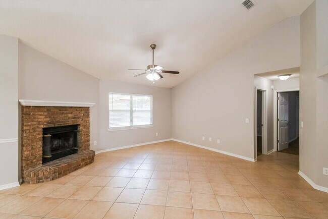 Foto del edificio - 8647 Charlesgate Cir N