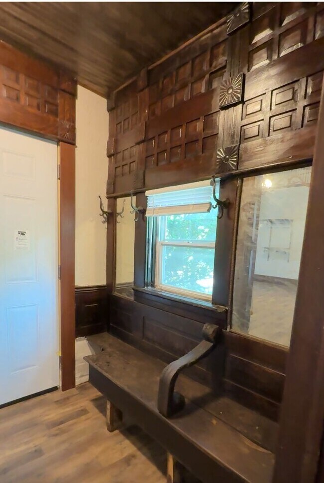 Building Photo - HISTORIC...4 Bedroom 2 Bath