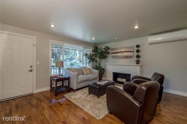 Building Photo - 3 br, 1 bath House - 13700 90th Ave NE