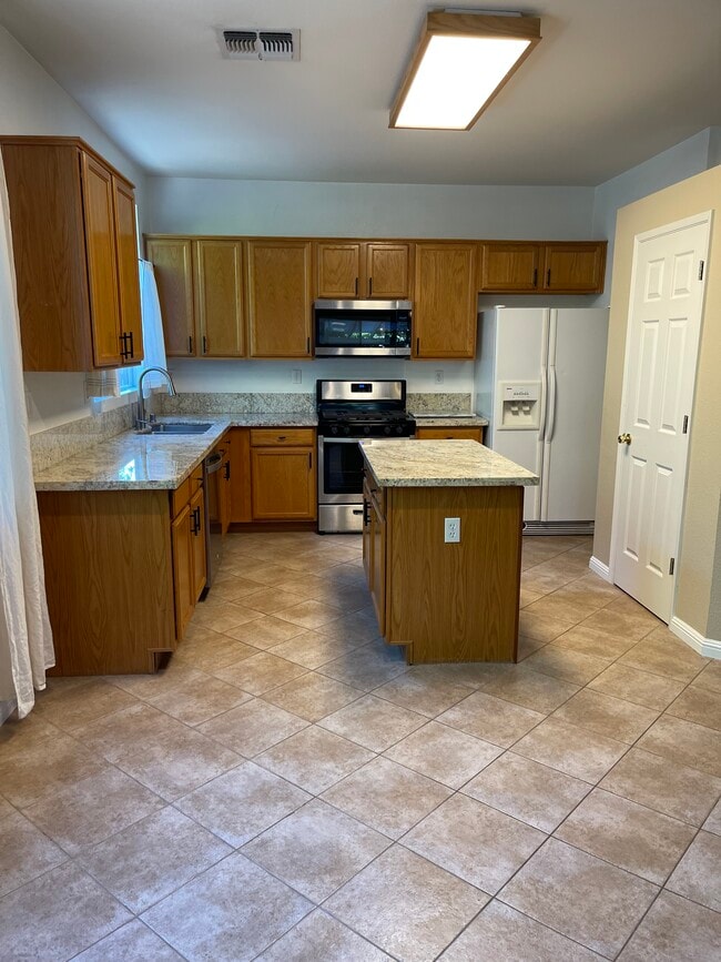 kitchen - 569 Farridge Dr