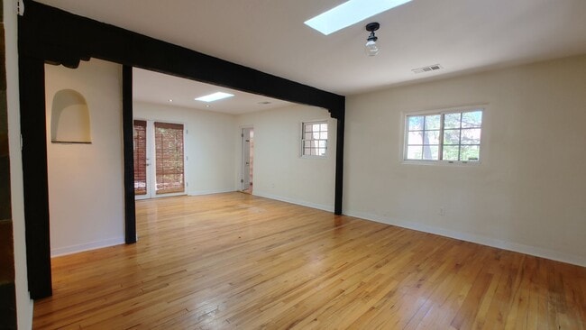 Building Photo - 1st Month Free! Old Town Charm! 2 Bedroom ...
