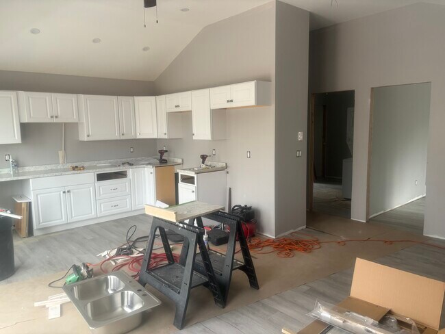 Building Photo - 10 Long Hill Rd