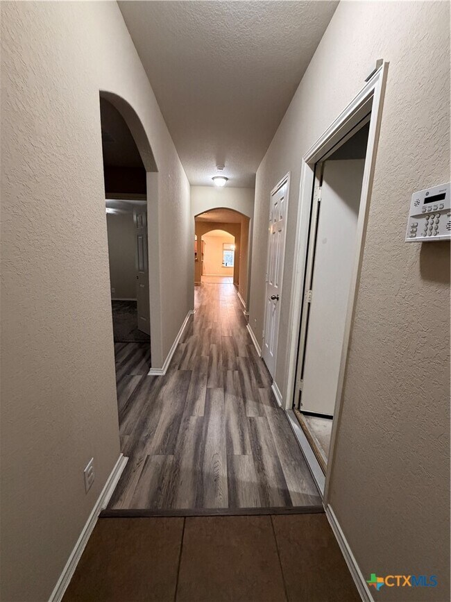 Foto del edificio - 647 Tom Kemp Dr