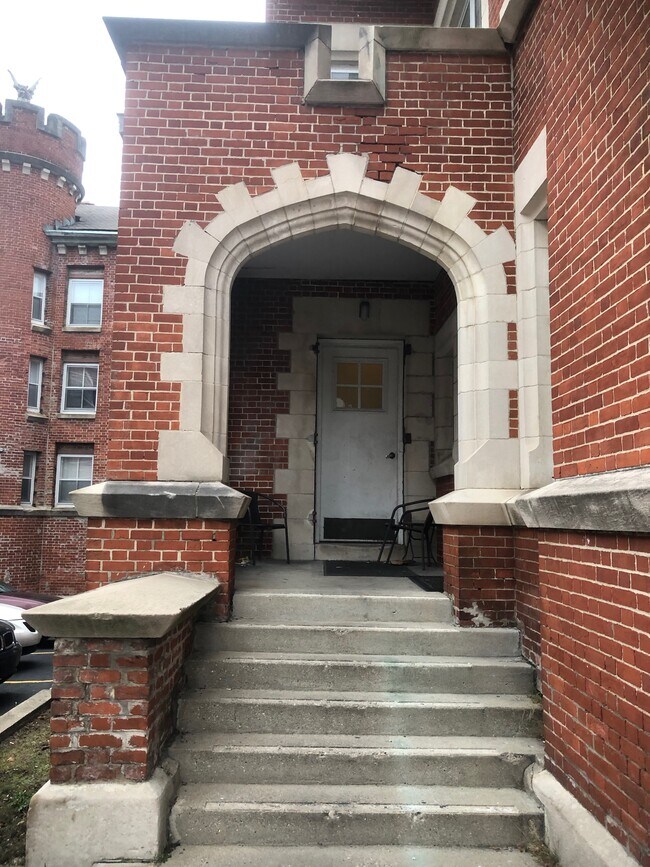 Building Photo - 215 E 3rd St