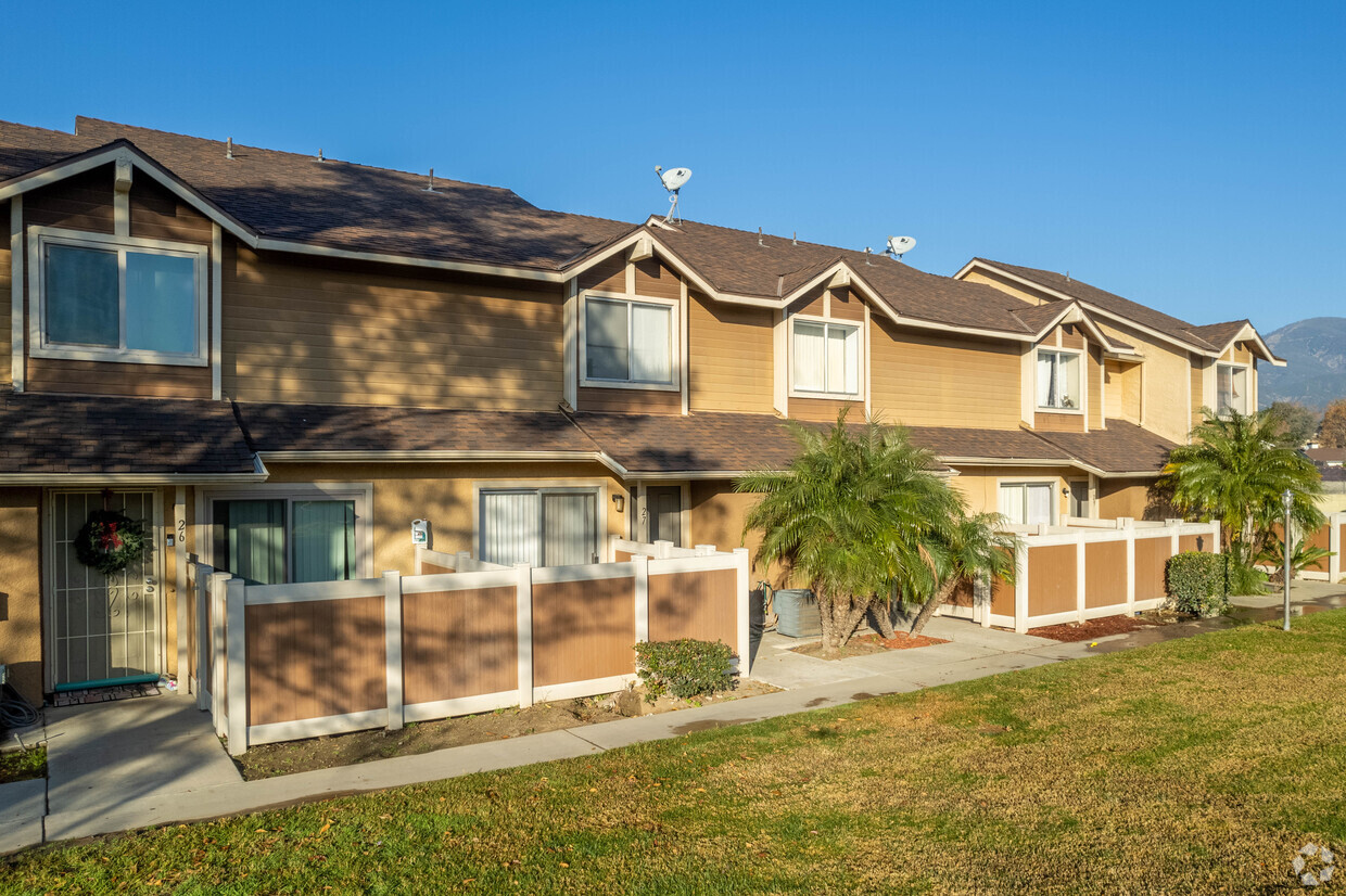 Primary Photo - Silver Ridge Condominiums