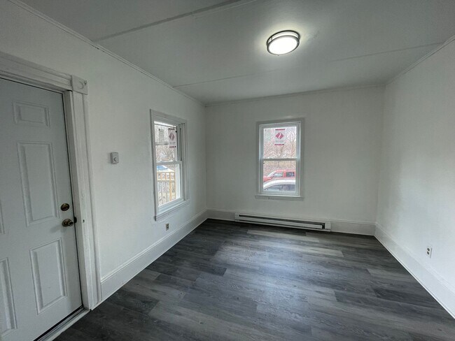 Foto del edificio - Beautifully Remodeled 2-Bedroom First Floor Apartment – Adams, MA – $1,500/month