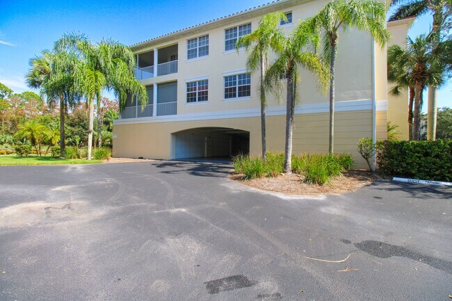 Foto del edificio - ** GOLFING PARADISE AT NAPLES LAKES COUNTRY CLUB 3/2 GOLF TRANSFER CONDO READY FOR A SEASONAL TEN...